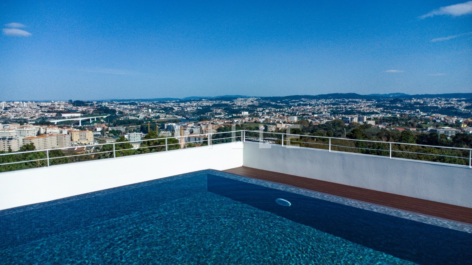 T2 in Monte da Virgem, Gaia, with Rooftop Pool Access
